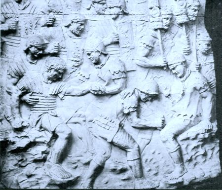 zuil van Traianus met twee artsen die gewonde soldaten behandelen